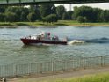 Einsatz Loeschboot und Rettungsboot Koeln Muelheim  P36